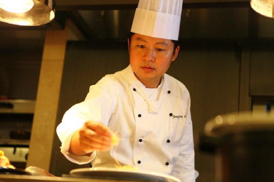 맛있는 제주 만들기 박영준 제주신라호텔 셰프 <호텔신라 제공>